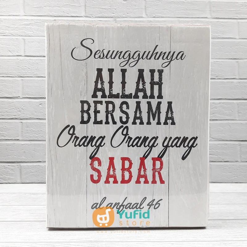 Hiasan Dinding Poster Kayu Rustic Allah Bersama Orang yang Sabar
